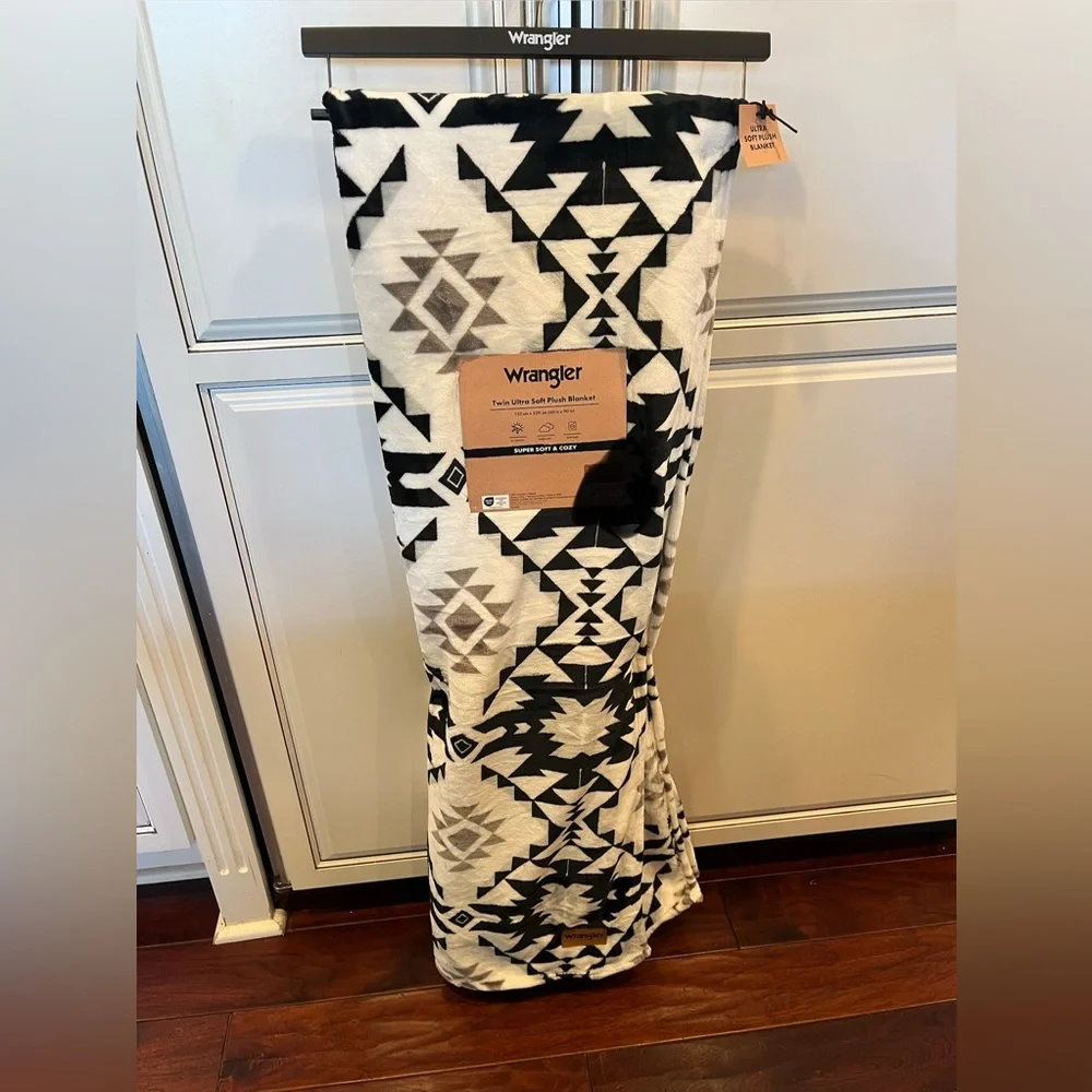 Wrangler Black and Cream Geometric Twin Plush Blanket